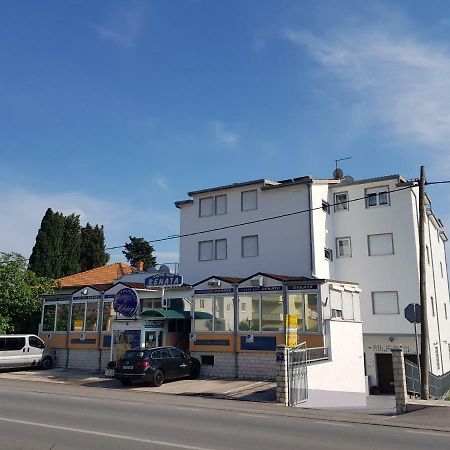 Guesthouse Varnica Kaštel Lukšić Buitenkant foto